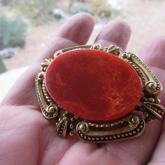 1950s Gold Plated BAKELITE Brooch - Picture 2 of 4